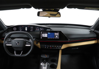 Подержанный автомобиль Changan UNI-V 2023 года (12 фото)