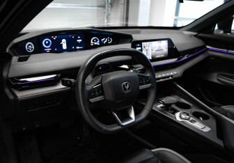Подержанный автомобиль Changan UNI-V 2023 года (7 фото)
