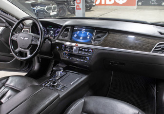Подержанный автомобиль Genesis G80 2017 года (11 фото)