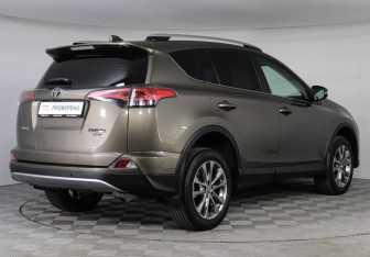 Подержанный автомобиль Toyota RAV4 2018 года (6 фото)