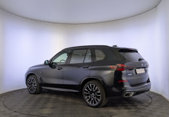 Подержанный автомобиль BMW X5 2025 года (7 фото)