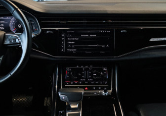 Подержанный автомобиль Audi Q8 2019 года (13 фото)