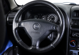 Подержанный автомобиль Opel Astra Hatchback 2004 года (13 фото)