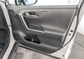 Подержанный автомобиль Toyota RAV4 2021 года (25 фото)