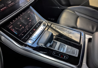 Подержанный автомобиль Audi Q8 2019 года (29 фото)