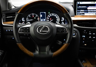 Подержанный автомобиль Lexus LX 2016 года (8 фото)