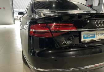 Подержанный автомобиль Audi A8 2015 года (8 фото)