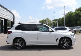 Подержанный автомобиль BMW X5 2020 года (4 фото)