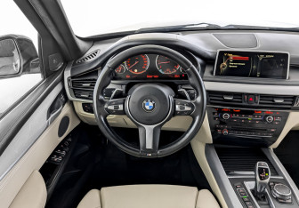 Подержанный автомобиль BMW X5 2015 года (22 фото)