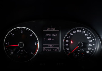 Подержанный автомобиль Volkswagen Amarok 2013 года (11 фото)