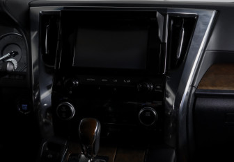 Подержанный автомобиль Toyota Alphard 2015 года (13 фото)