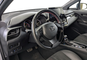 Подержанный автомобиль Toyota C-HR 2021 года (16 фото)