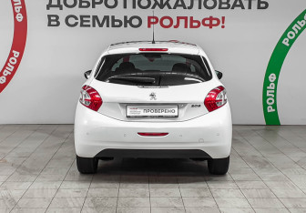 Подержанный автомобиль Peugeot 208 2013 года (5 фото)