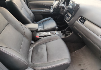 Подержанный автомобиль Mitsubishi Outlander 2015 года (9 фото)