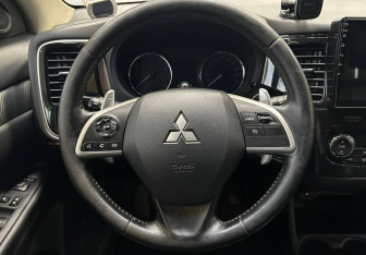 Подержанный автомобиль Mitsubishi Outlander 2013 года (12 фото)