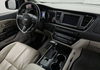 Подержанный автомобиль Kia Carnival 2020 года (10 фото)