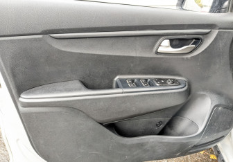 Подержанный автомобиль Kia Rio Hatchback 2021 года (19 фото)