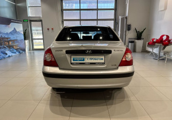 Подержанный автомобиль Hyundai Elantra Sedan 2005 года (5 фото)