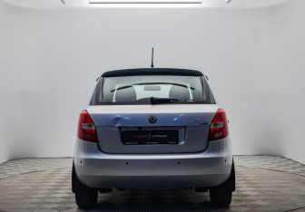 Подержанный автомобиль Skoda Fabia Hatchback 2011 года (6 фото)