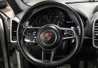 Подержанный автомобиль Porsche Cayenne 2016 года (17 фото)
