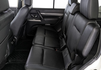 Подержанный автомобиль Mitsubishi Pajero 2015 года (18 фото)