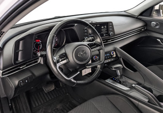 Подержанный автомобиль Hyundai Elantra Sedan 2021 года (15 фото)