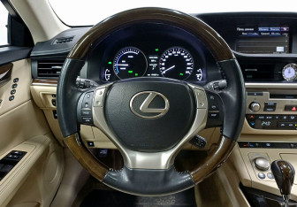 Подержанный автомобиль Lexus ES 2014 года (13 фото)