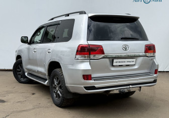 Подержанный автомобиль Toyota Land Cruiser Suv 2008 года (7 фото)