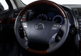 Подержанный автомобиль Lexus LS 2010 года (16 фото)