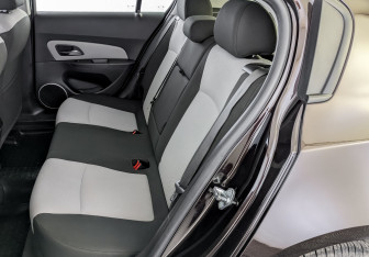 Подержанный автомобиль Chevrolet Cruze Hatchback 2015 года (12 фото)