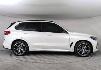 Подержанный автомобиль BMW X5 2019 года (6 фото)