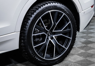 Подержанный автомобиль Audi Q8 2022 года (15 фото)