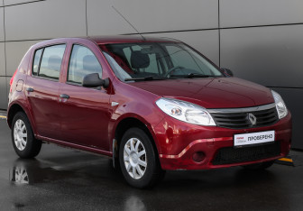 Подержанный автомобиль Renault Sandero 2014 года (3 фото)