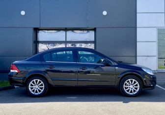 Подержанный автомобиль Opel Astra Sedan 2013 года (4 фото)