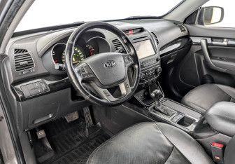 Подержанный автомобиль Kia Sorento 2015 года (16 фото)