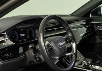 Подержанный автомобиль Audi A8 2019 года (13 фото)