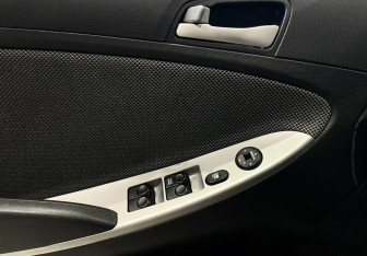 Подержанный автомобиль Hyundai Solaris Hatchback 2012 года (17 фото)