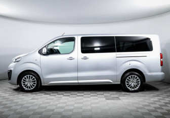Подержанный автомобиль Peugeot Traveller 2017 года (8 фото)