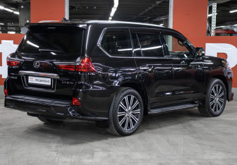 Подержанный автомобиль Lexus LX 2018 года (5 фото)
