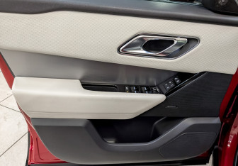 Подержанный автомобиль Land Rover Range Rover Velar 2018 года (19 фото)