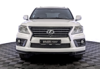 Подержанный автомобиль Lexus LX 2014 года (2 фото)