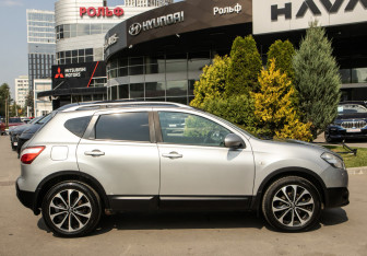 Подержанный автомобиль Nissan Qashqai 2012 года (3 фото)