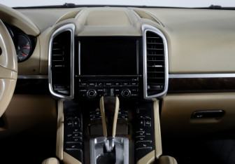 Подержанный автомобиль Porsche Cayenne 2012 года (13 фото)