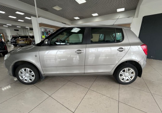 Подержанный автомобиль Skoda Fabia Hatchback 2011 года (8 фото)
