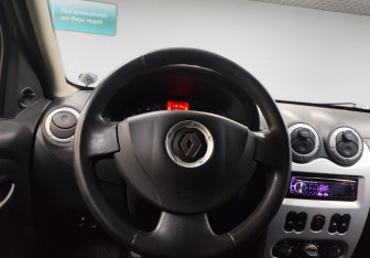 Подержанный автомобиль Renault Sandero 2011 года (14 фото)