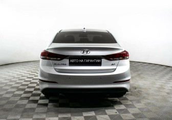 Подержанный автомобиль Hyundai Elantra Sedan 2018 года (4 фото)