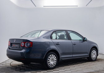 Подержанный автомобиль Volkswagen Jetta Sedan 2007 года (5 фото)
