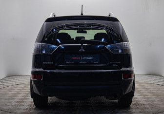 Подержанный автомобиль Mitsubishi Outlander 2010 года (4 фото)