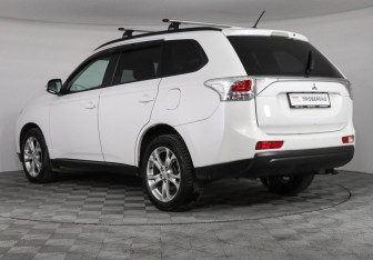 Подержанный автомобиль Mitsubishi Outlander 2013 года (7 фото)