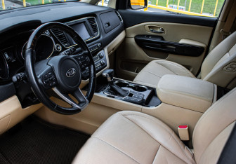 Подержанный автомобиль Kia Carnival 2019 года (11 фото)